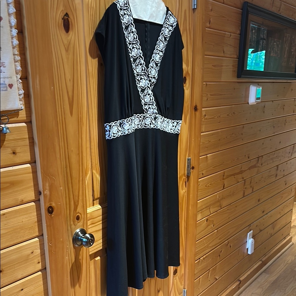 Coldwater Creek Black and White Sleeveless V-Neck Gown